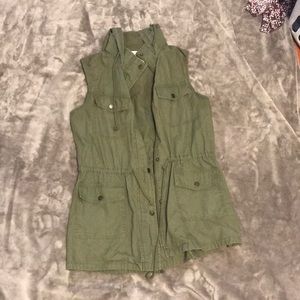 Hooded army green vest!